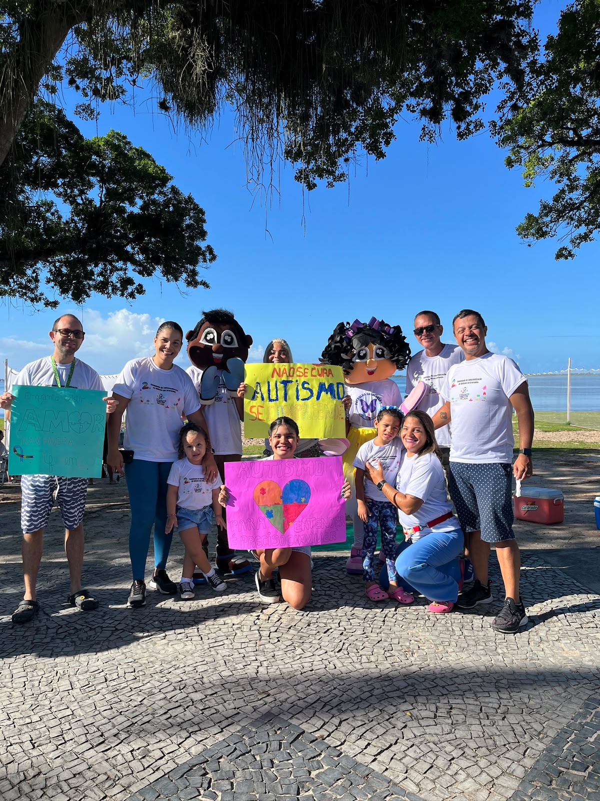 Equipe e crianças reunidas em atividade ao ar livre